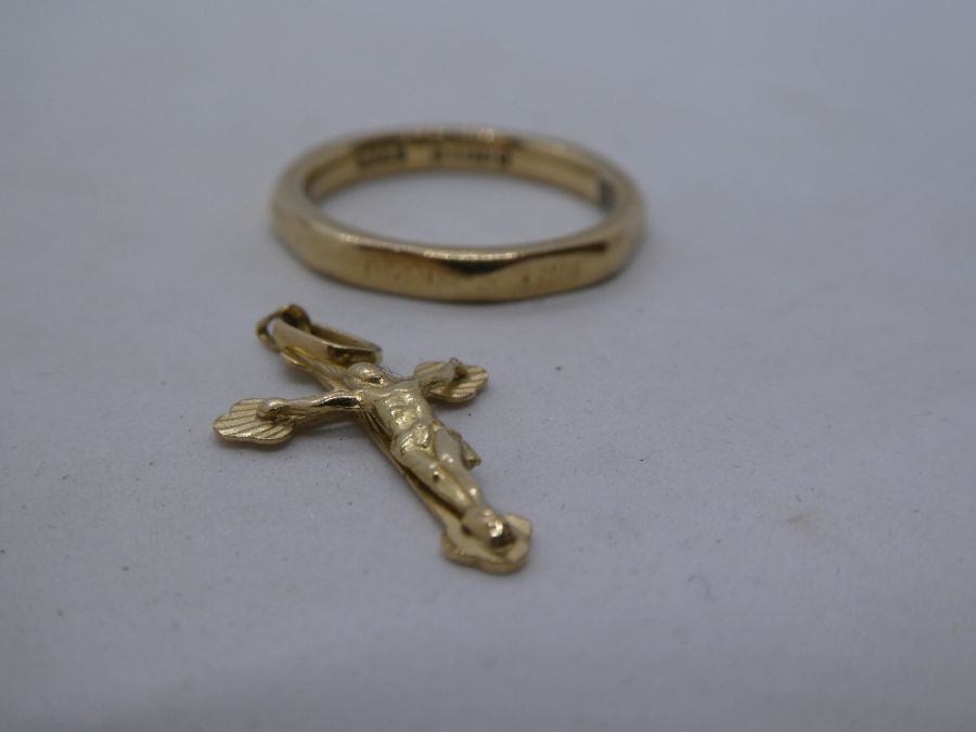 9ct yellow gold band ring size L, marked 375, and 9ct yellow gold Crucifix, 2.9g approx - Image 3 of 4