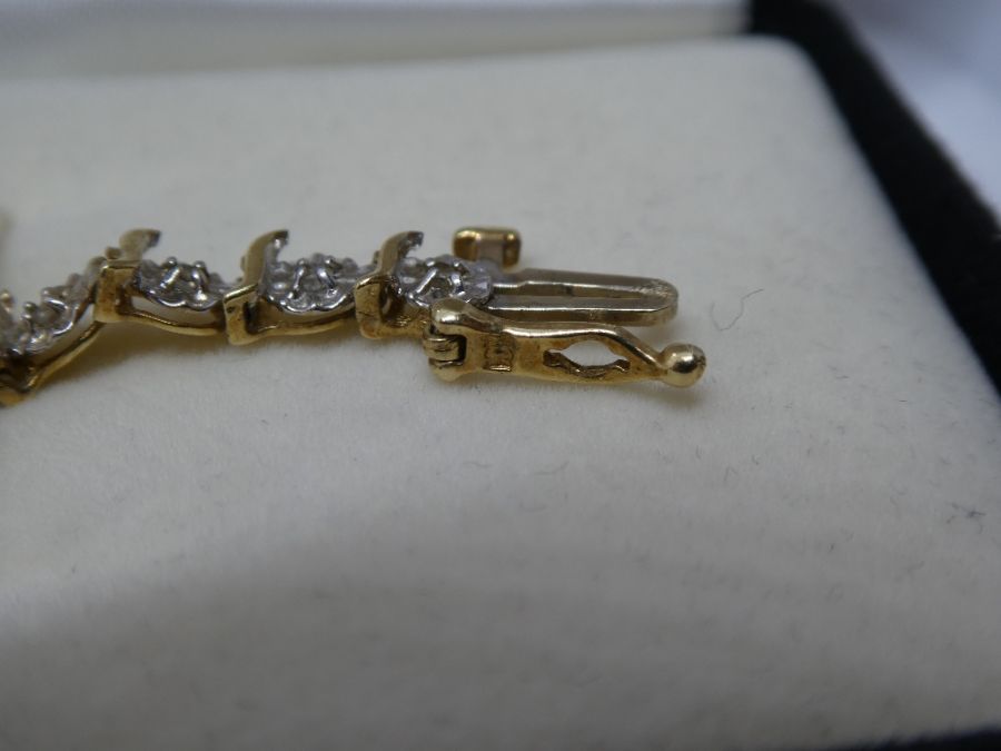 Pretty boxed 10K yellow and white illusion diamond set tennis bracelet, approx 19cm, 10K marked with - Image 4 of 6