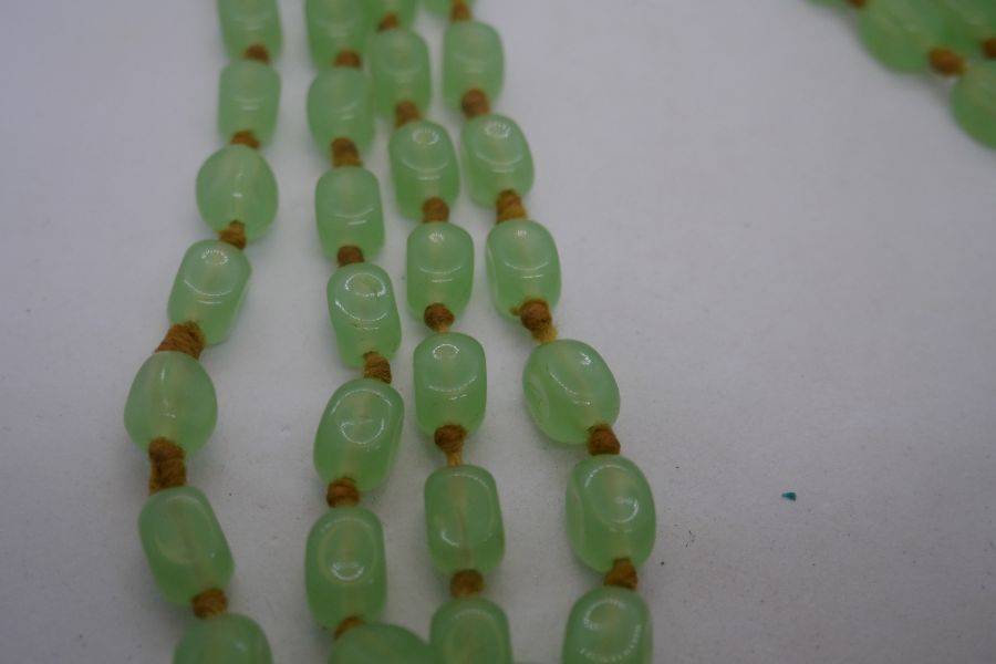Long string of vintage pale green Jade beads with 9ct yellow gold clasp, together with another Jade - Image 5 of 10