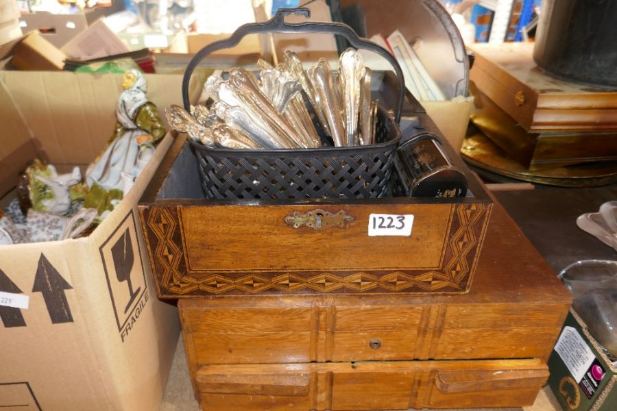 Box containing art glass vases, carnival glass etc box containing figurines, tea ware etc Oak cantee - Image 3 of 3