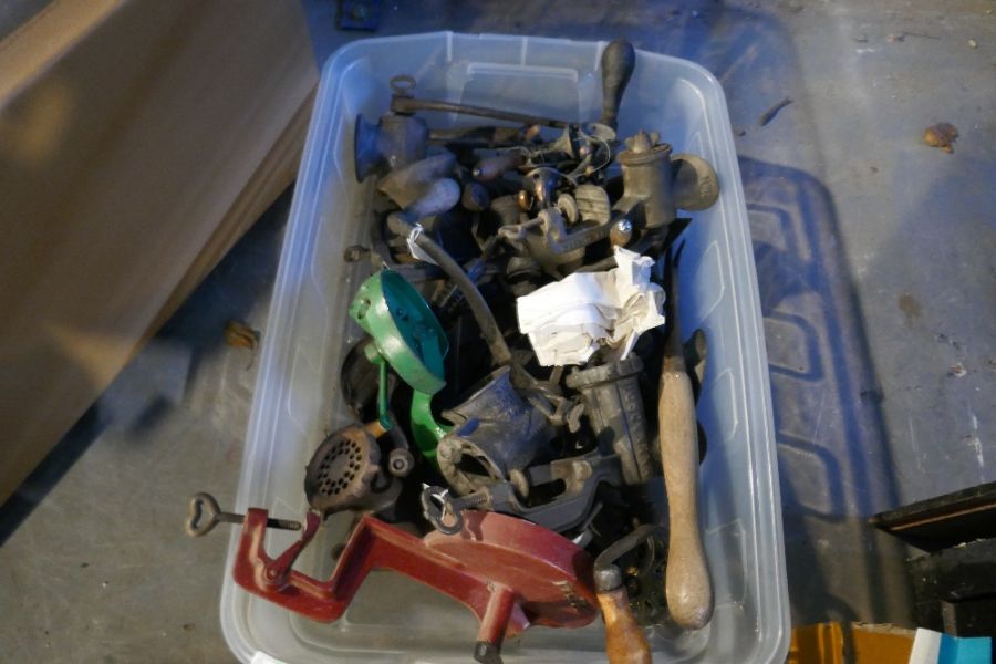 Crate of mixed metalware, including horse brasses, bean slicers, eetc - Image 3 of 3