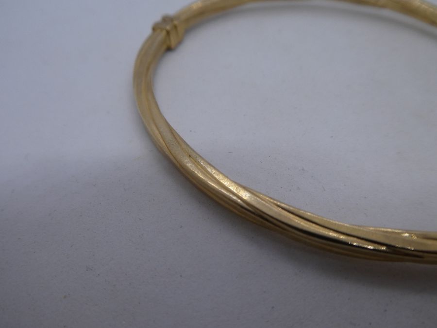 9ct yellow gold bangle, with safety chain, marked 375, 5.7g approx - Image 3 of 5