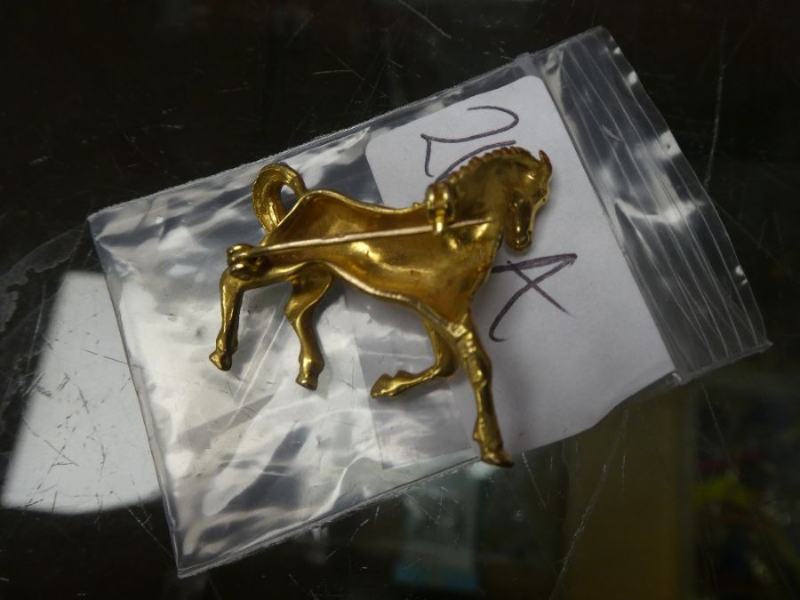 9ct yellow gold brooch in the form of a Stallion, marked 375, 10.8g approx - Image 3 of 3