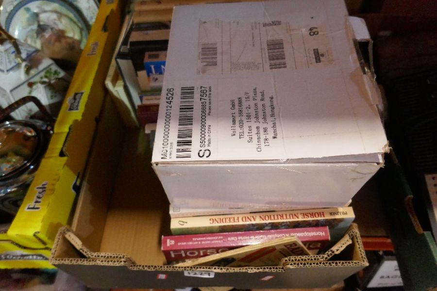 Box of books relating to horses etc - Image 2 of 3