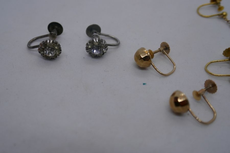 Two pairs of 9ct screw back earrings and a silver pair - Image 3 of 8