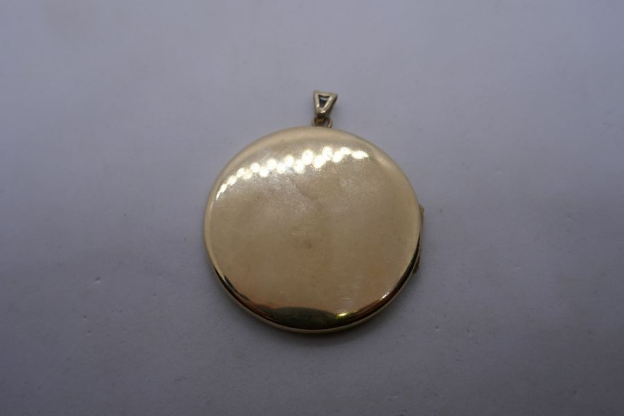 Large circular 9ct yellow gold locket, with engraved floral decoration, 4cm diameter, marked 9, 17.2 - Image 2 of 2