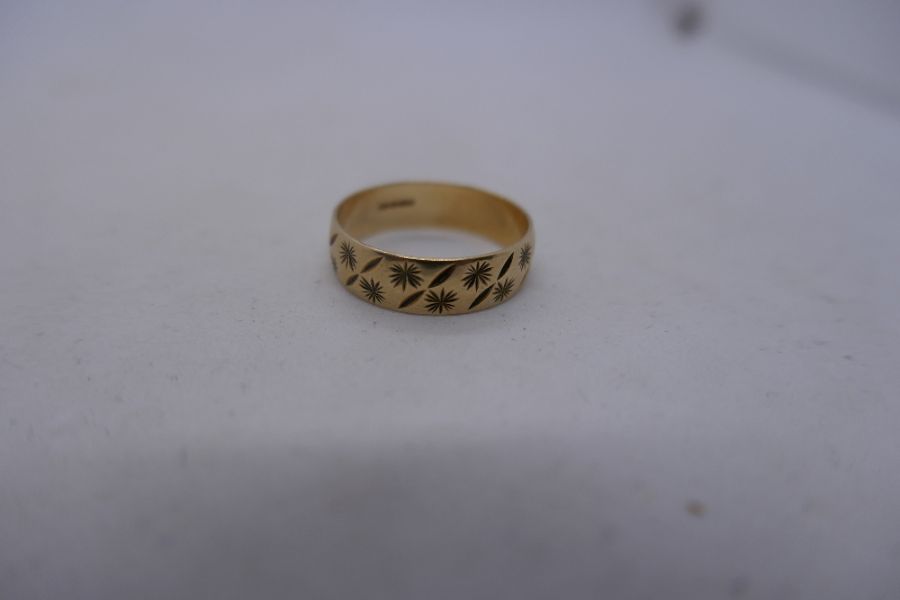 9ct yellow gold wedding band, marked 375, size O, weight approx 2.2g - Image 4 of 6