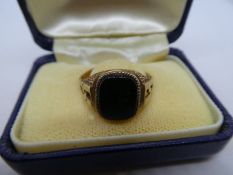 9ct yellow gold gents signet ring with a black hardstone panel, marked 375, Size W, 3.7g