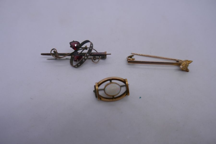 2 9ct bar brooches, one with fox head decoration and a small yellow metal example, 8.1g gross approx - Image 2 of 3