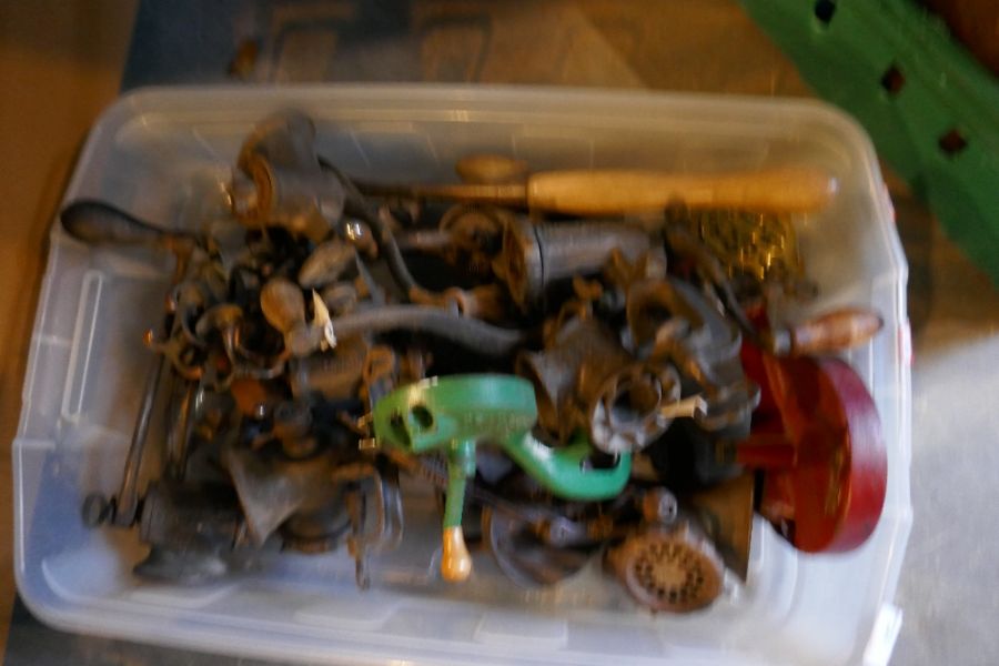 Crate of mixed metalware, including horse brasses, bean slicers, eetc
