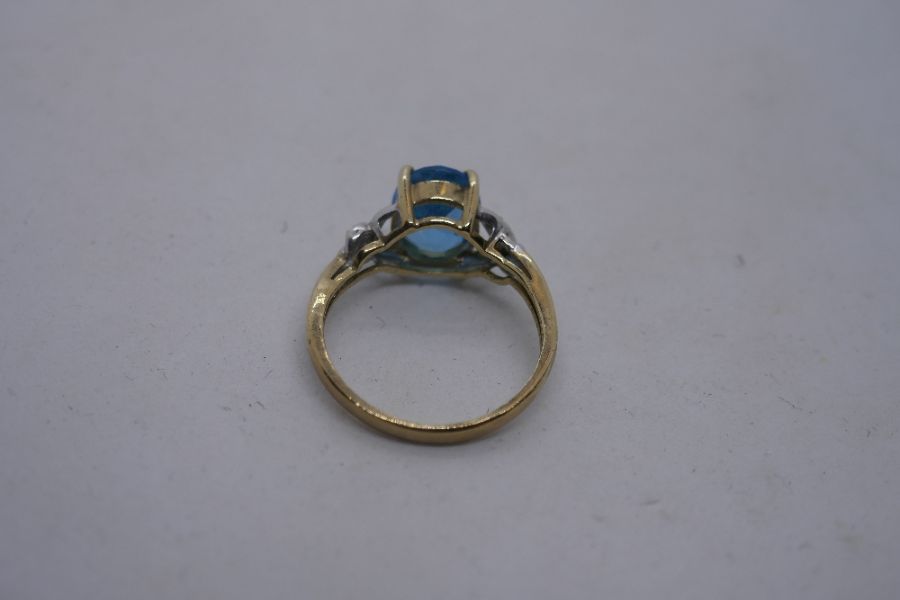 Contemporary 9K yellow gold dress ring set large blue topaz and the shoulders with diamond chips, ma - Image 4 of 10