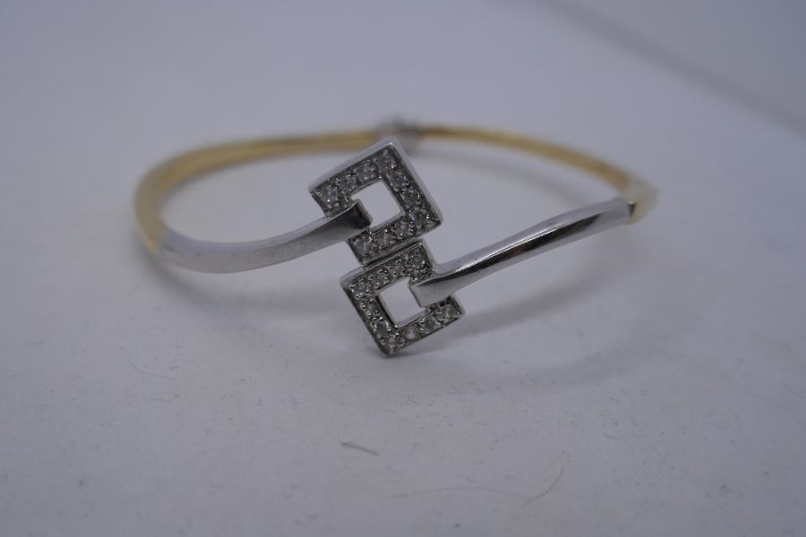 14K two tone hinged bangle with crossover geometric panels set with cubic zirconia, marked 585, 7cm - Image 5 of 8