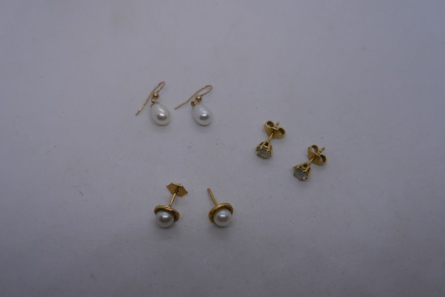 Two pairs of 18ct earrings one, being natural pearl example and a pair of 9ct yellow gold pearl stud - Image 4 of 6