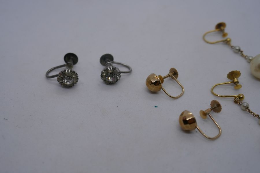 Two pairs of 9ct screw back earrings and a silver pair - Image 8 of 8