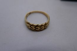 18ct yellow gold knot design ring, size O, marked 18, 3.7g approx