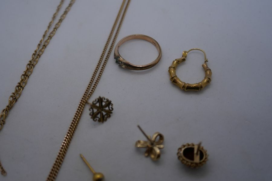 Collection of 9ct scrap gold to include earrings, neck chains, ring, etc, approx 11.2g - Image 3 of 6