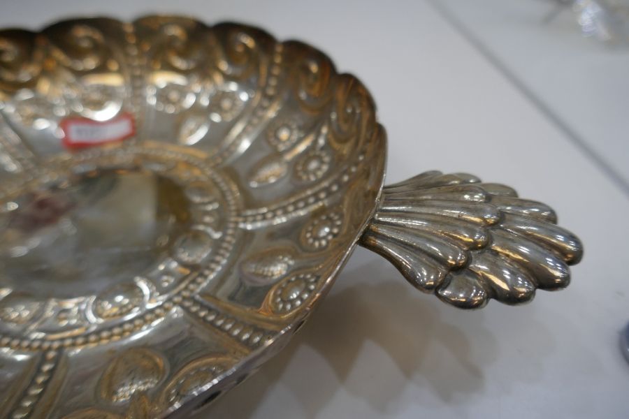 WITHDRAWN A very decorative, heavy silver Edwardian dish with two scallop design handles - Image 3 of 7
