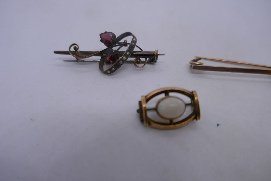 2 9ct bar brooches, one with fox head decoration and a small yellow metal example, 8.1g gross approx - Image 3 of 3