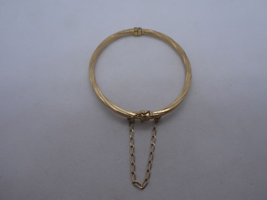 9ct yellow gold bangle, with safety chain, marked 375, 5.7g approx