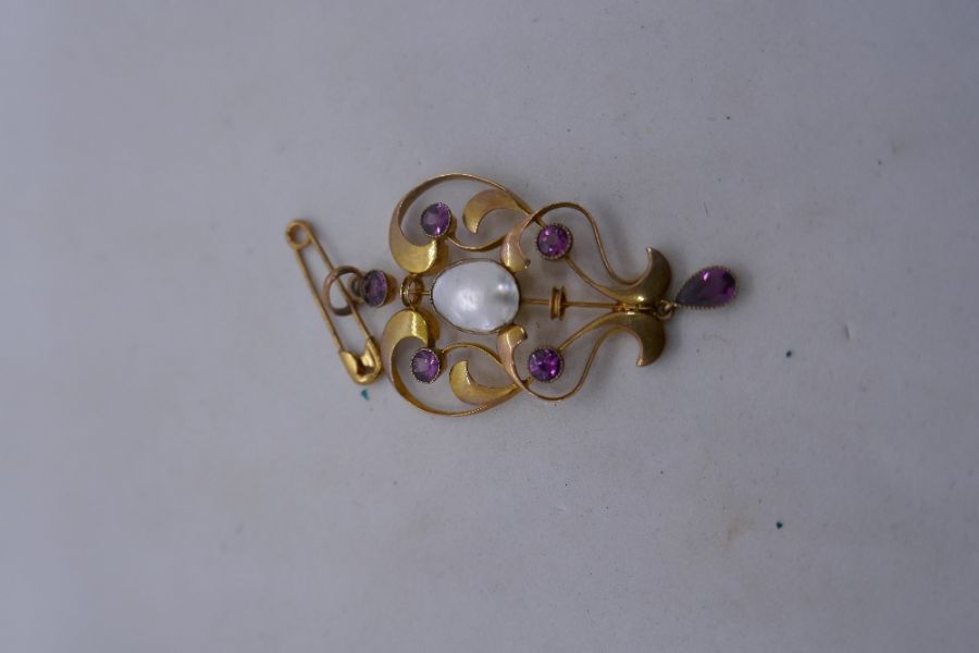 9ct yellow gold floral design pendant with central oval natural pearl, five round cut amethyst and h - Image 2 of 3