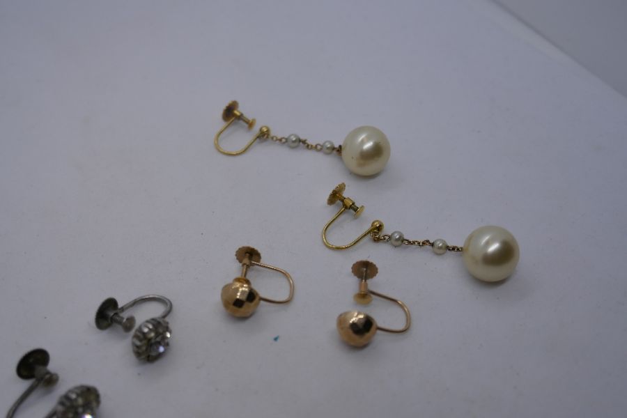 Two pairs of 9ct screw back earrings and a silver pair - Image 6 of 8