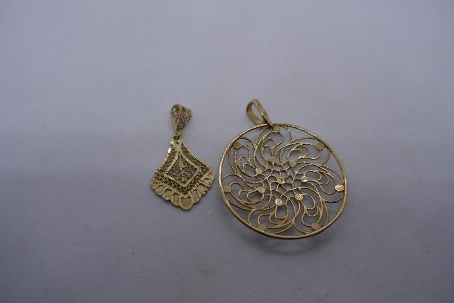 Circular pendant set with stones marked 375 together with a 9ct yellow gold filigree pendant also ma - Image 2 of 2