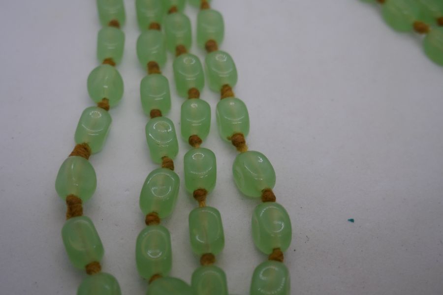 Long string of vintage pale green Jade beads with 9ct yellow gold clasp, together with another Jade - Image 10 of 10