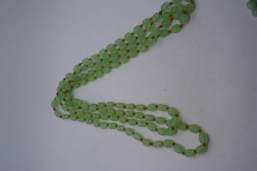 Long string of vintage pale green Jade beads with 9ct yellow gold clasp, together with another Jade - Image 3 of 10