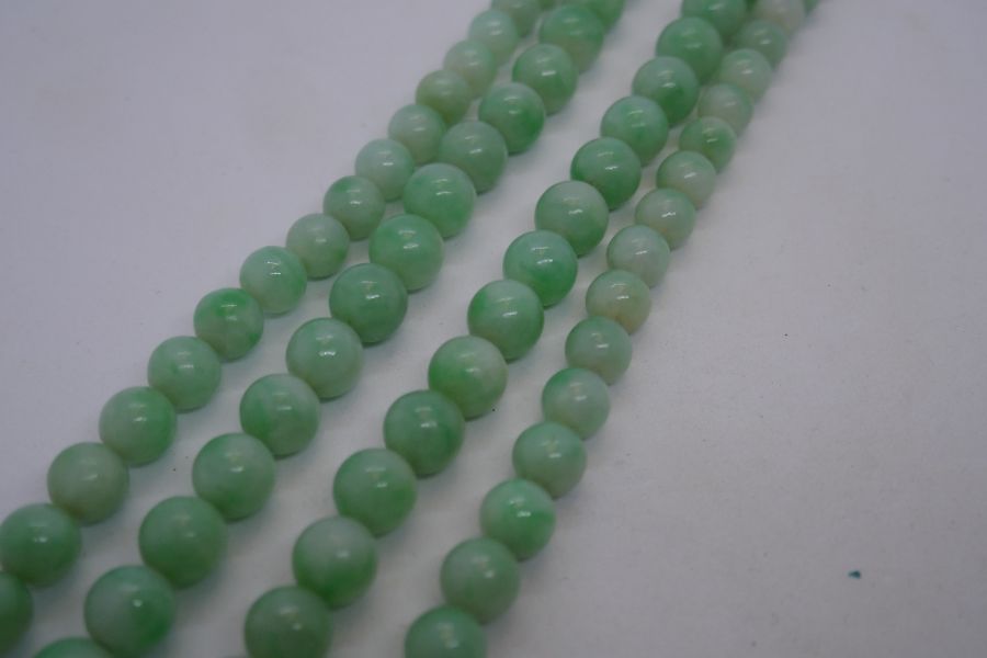 Long string of vintage pale green Jade beads with 9ct yellow gold clasp, together with another Jade - Image 7 of 10