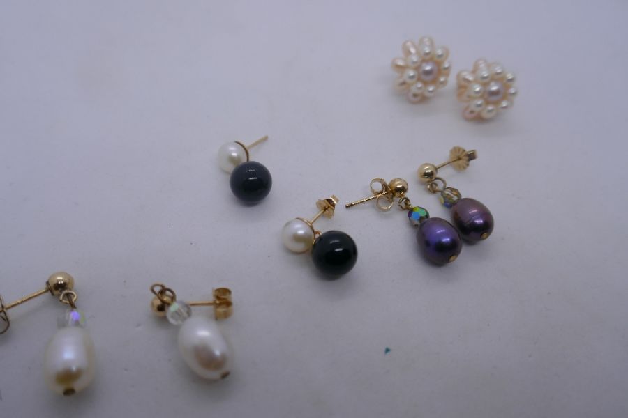 Selection of 14k and yellow metal pearl and other earrings - Image 2 of 2