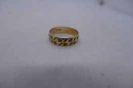 9ct yellow gold wedding band, marked 375, size O, weight approx 2.2g
