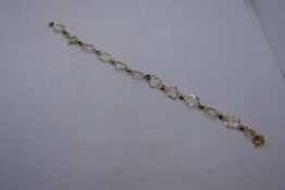 9ct yellow gold heart linked bracelet, AF, catch broken, marked 375, 18cm, 3.5g approx