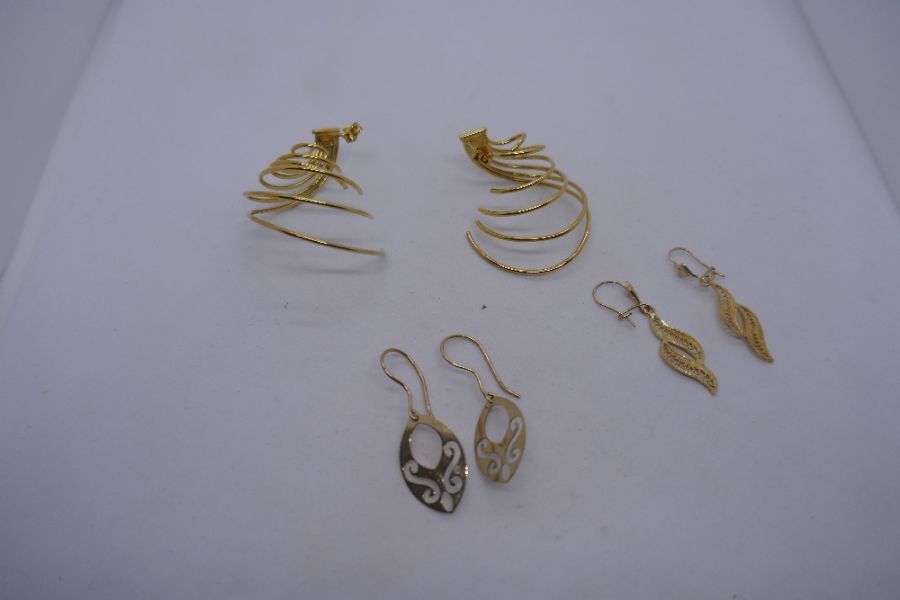 Pretty 9ct gold spiral effect earrings marked 375 and two decorative yellow metal drop earrings, gro