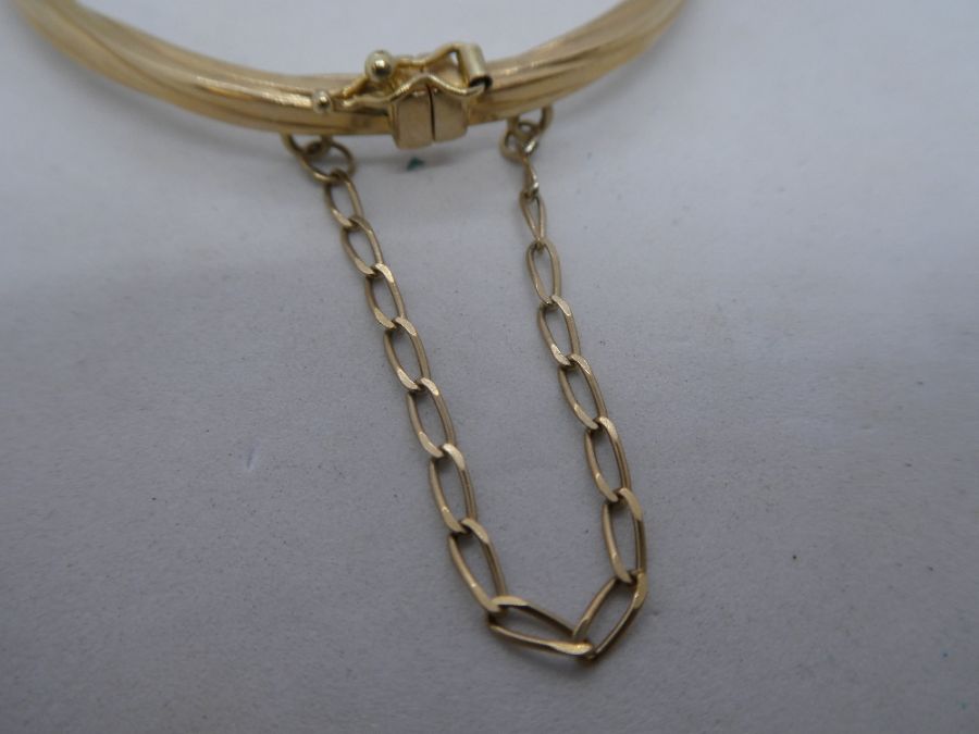 9ct yellow gold bangle, with safety chain, marked 375, 5.7g approx - Image 2 of 5