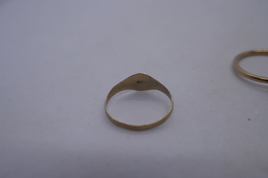 9ct yellow gold ring, size F marked 9ct and unmarked yellow metal ring set with a single pearl - Image 3 of 3