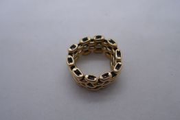 Yellow gold gate link ring marks illegible, 3.7g