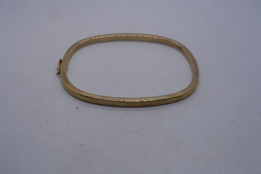 9ct yellow gold bangle of squared form, marked 375, 6cm diameter, 4.5g approx - Image 3 of 6