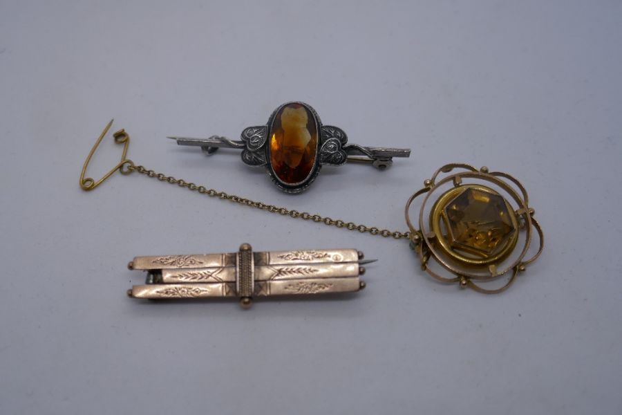 Victorian 9ct yellow gold bar brooch, AF, 9ct circular brooch inset with hexagonal citrine with safe - Image 4 of 6