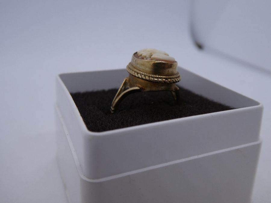 Pretty 9ct yellow gold cameo ring, marked 375, F & RB, size L, 3g approx - Image 2 of 3