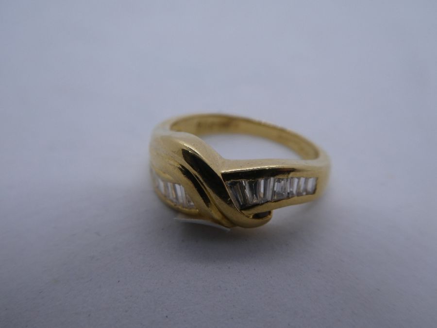 18ct yellow gold crossover design ring with tapered baguette cut diamond to shoulder, marked 750, ap - Image 3 of 4