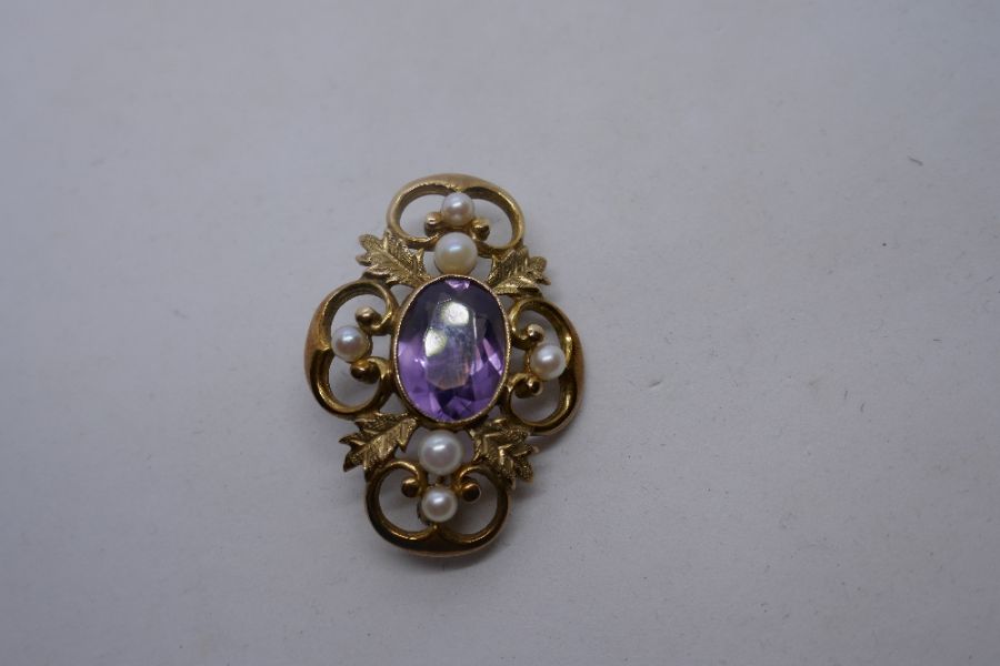 9ct gold floral design brooch with central oval faceted amethyst surrounded by 6 seed pearls, marked - Image 3 of 6