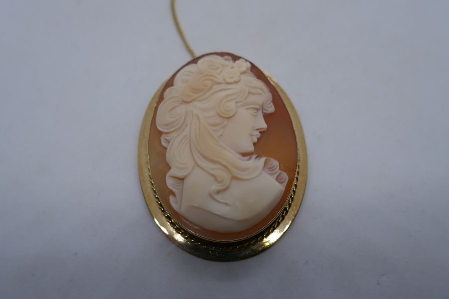 9ct yellow gold mounted cameo brooch with safety chain, marked 375, 5 x 4cm - Image 4 of 4