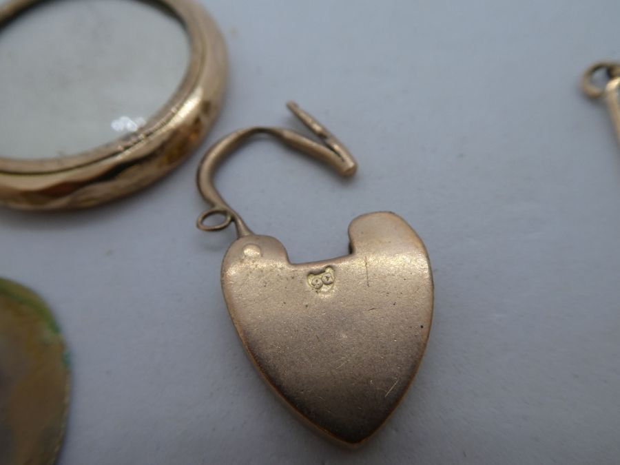 9ct yellow gold chain AF, 9ct heart shaped clasp AF, 5.6g approx. 9ct circular locket AF and a neckl - Image 2 of 8
