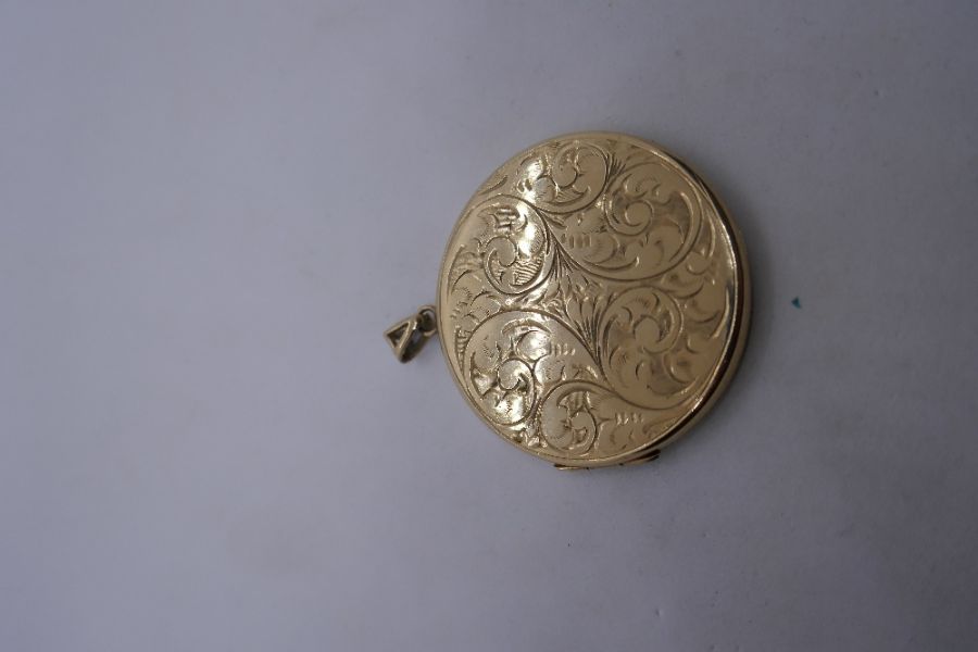 Large circular 9ct yellow gold locket, with engraved floral decoration, 4cm diameter, marked 9, 17.2