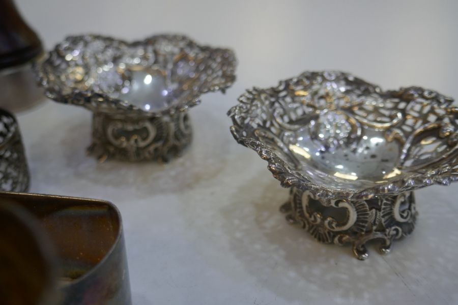 Two decorative pierced trinket dishes, hallmarked London 1893, Phineas Harris Levi. Also with a sele - Image 5 of 6