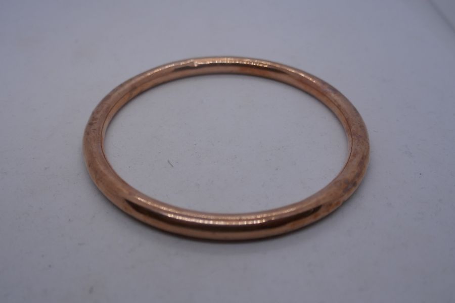 9ct Rose gold bangle, marked 9, AF, cracked, 8cm diameter, approx 13g - Image 3 of 6