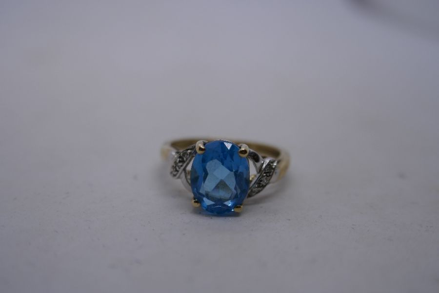 Contemporary 9K yellow gold dress ring set large blue topaz and the shoulders with diamond chips, ma - Image 6 of 10