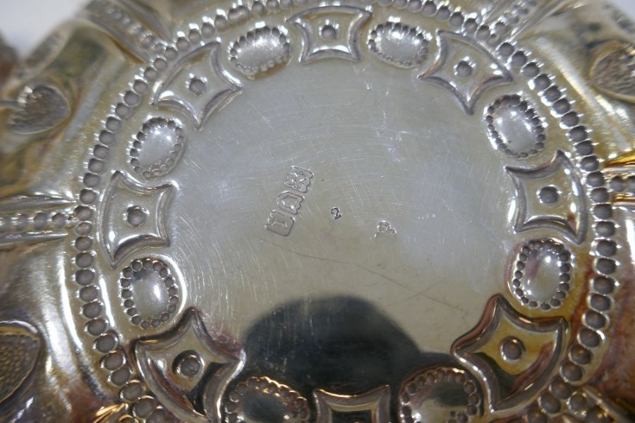 WITHDRAWN A very decorative, heavy silver Edwardian dish with two scallop design handles - Image 6 of 7