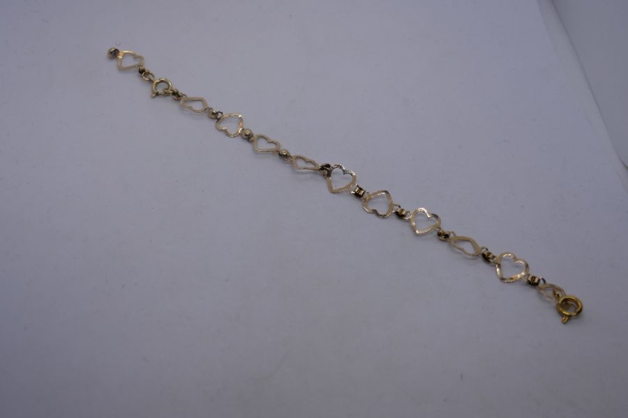 9ct yellow gold heart linked bracelet, AF, catch broken, marked 375, 18cm, 3.5g approx - Image 5 of 8