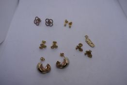 Collection of 9ct and other yellow metal earrings including a tri-gold graduated earrings 9.8g appro